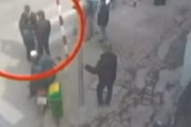 Cò xe dù ngang nhiên hành hung khách ở bến xe