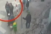 Cò xe dù ngang nhiên hành hung khách ở bến xe