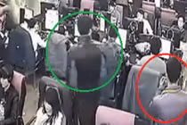 Dàn cảnh trộm điện thoại trong quán net... bị đánh tơi bời