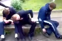 Công khai hút cần sa bên đường