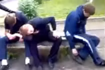 Công khai hút cần sa bên đường