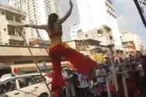 “Tiểu Long nữ” đu dây náo loạn đường đi ở TP HCM