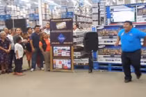 Phì cười với phút ngẫu hứng của chàng nhân viên siêu thị