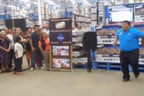 Phì cười với phút ngẫu hứng của chàng nhân viên siêu thị