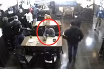 Chàng trai thản nhiên ngồi ăn, xem côn đồ đánh nhau