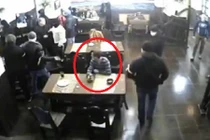 Chàng trai thản nhiên ngồi ăn, xem côn đồ đánh nhau