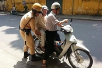 Ảnh đẹp CSGT tận tình giúp đỡ thương binh già