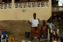 Số phận những em bé mất bố mẹ vì Ebola