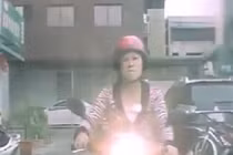 Nữ quái chặn đầu ô tô... thách thức tài xế