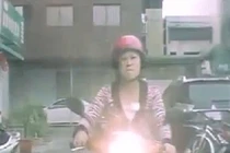 Nữ quái chặn đầu ô tô... thách thức tài xế