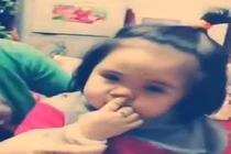 Bé gái 2 tuổi hát “Mình yêu nhau đi” rất dễ thương