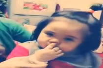 Bé gái 2 tuổi hát “Mình yêu nhau đi” rất dễ thương