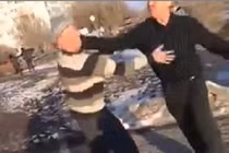 Hai cụ ông choảng nhau ở trạm xe buýt