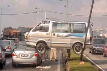 Khoảnh khắc hài hước: Tai nạn khó đỡ