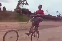 “Trẻ trâu” bốc đầu, rụng bánh xe đạp
