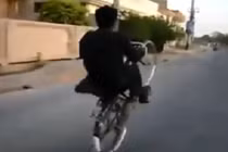 Hoảng hồn với màn bốc đầu xe đạp của nam thanh niên