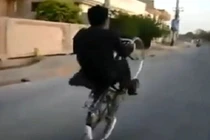 Hoảng hồn với màn bốc đầu xe đạp của nam thanh niên