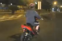 Quái xế chạy xe như “điên” làm nhiều người hoảng hốt