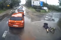 Trai trẻ vồ ếch vì “ổ voi" dưới vũng nước