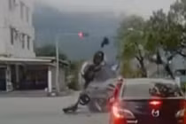 Xe máy đâm nhau nát bét trên đường