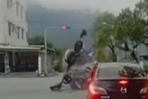 Xe máy đâm nhau nát bét trên đường