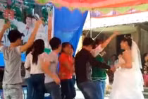 Cô dâu nhảy "điên cuồng” trong đám cưới