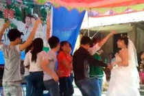 Cô dâu nhảy "điên cuồng” trong đám cưới