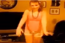 Thiếu nữ ngã dập mặt vì chơi dại