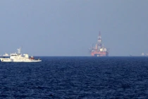 Giàn khoan trái phép Hải Dương 981 lại di chuyển