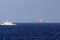 Giàn khoan trái phép Hải Dương 981 lại di chuyển