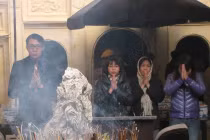 Tấp nập người dân tới chùa cầu may đầu năm mới