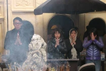 Tấp nập người dân tới chùa cầu may đầu năm mới