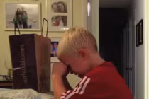 Muôn kiểu ăn vạ của bé