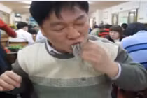 Kinh dị nuốt chửng bạch tuộc sống... ngoe nguẩy trong miệng