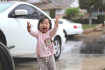 Xúc động clip cô bé nhỏ tuổi vui đùa dưới mưa
