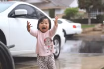 Xúc động clip cô bé nhỏ tuổi vui đùa dưới mưa