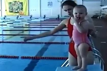 Bé hơn 1 tuổi bơi như... rái cá