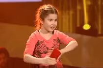 Bé gái tự đệm nhạc, hát... làm ban giám khảo điêu đứng