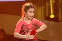 Bé gái tự đệm nhạc, hát... làm ban giám khảo điêu đứng