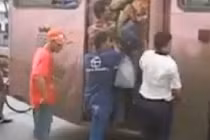 Choáng váng cảnh nhồi nhét khách lên xe bus