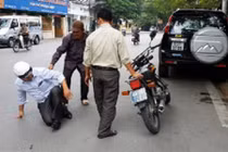 Lái xe biển xanh say rượu ngồi bệt xuống đường