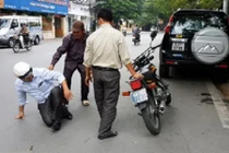 Lái xe biển xanh say rượu ngồi bệt xuống đường