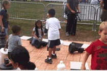 Ảnh động cười ra nước mắt: Cách bé chơi cờ (70)