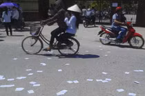 “Phao” thi bay trắng cổng trường THPT Hoằng Hóa 3