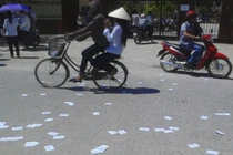 “Phao” thi bay trắng cổng trường THPT Hoằng Hóa 3