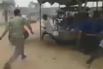 Clip: Nhóm thanh niên chạy toán loạn vì... tưởng bị chém