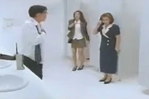 Cười lăn với anh chàng vào nhầm WC nữ