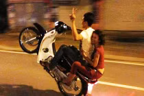 “Hú vía” trước màn bốc đầu xe của teen Việt (P15)