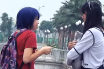 Bạn sẽ làm gì khi gái trẻ xin số điện thoại?