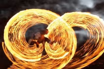 Mê mẩn chùm ảnh nghệ thuật "múa lửa"